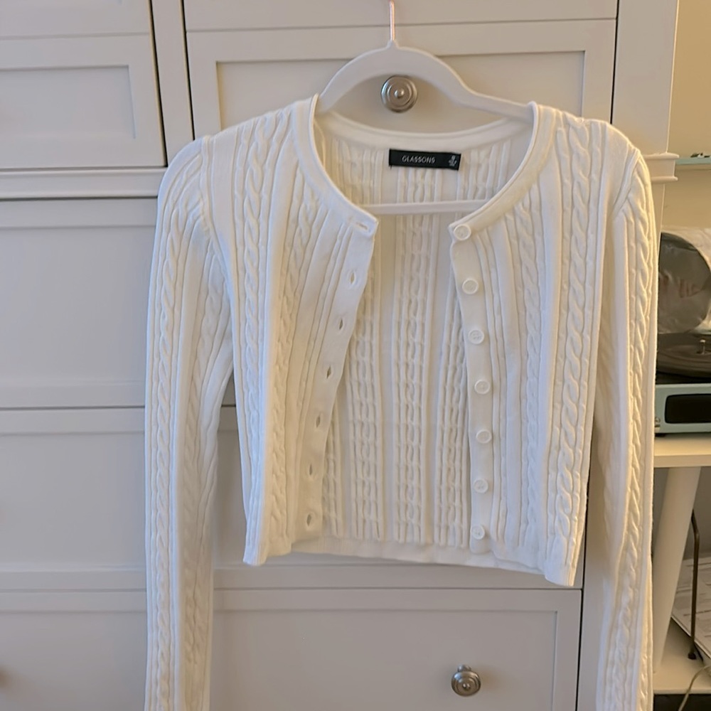 Long sleeve sweater/cardigan.